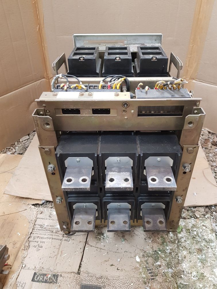 Hyundai hat 12 air circuit breaker