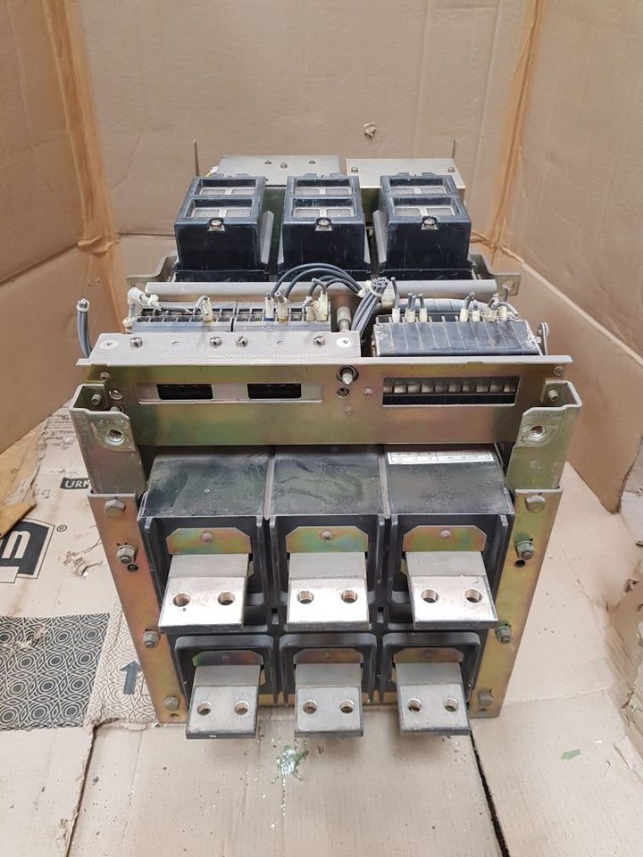 Hyundai hat 12 3-pole air circuit breaker