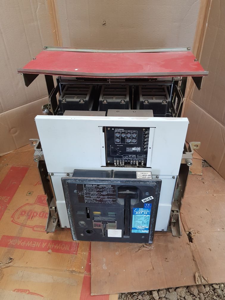 Hyundai hat 25 3-pole circuit breaker