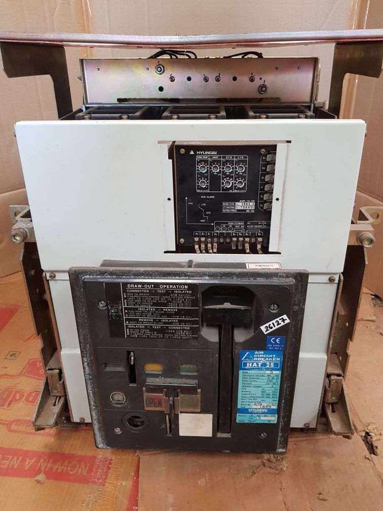 Hyundai hat 25 3-pole circuit breaker