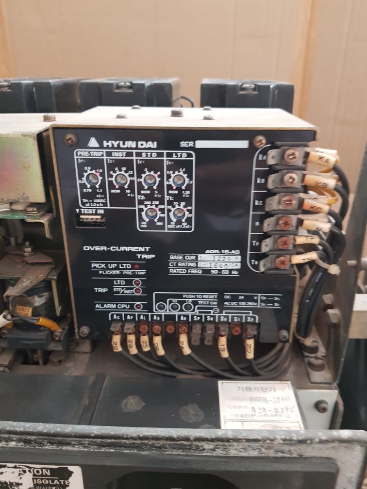Hyundai hat 16 3-pole air circuit breaker