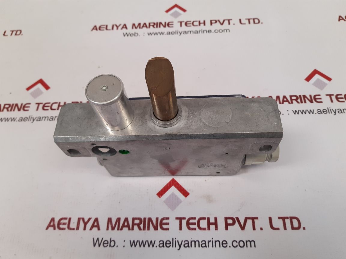 Schmersal atv 59/4 door locking system av 15lhe4 x35