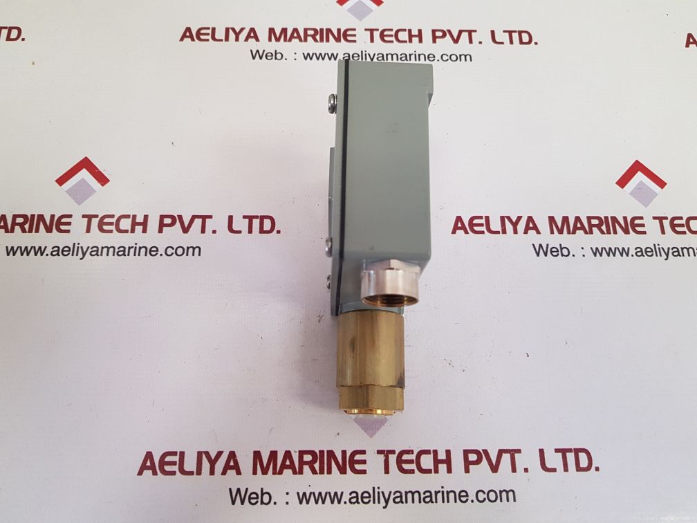 Trafag 940.2377.903 pressure switch 0...6 bar
