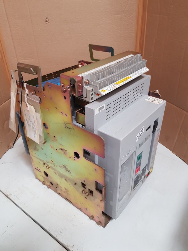 Hyundai hian12 3-pole air circuit breaker