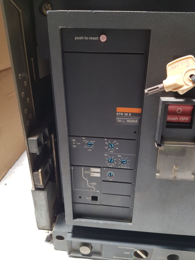 Merlin gerin masterpact m16 h1 circuit breaker