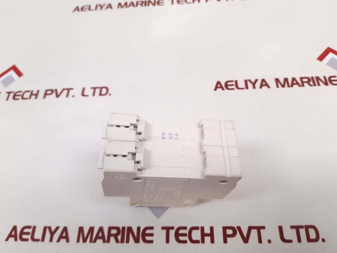 Dz47-63 B32 Circuit Breaker 400V~
