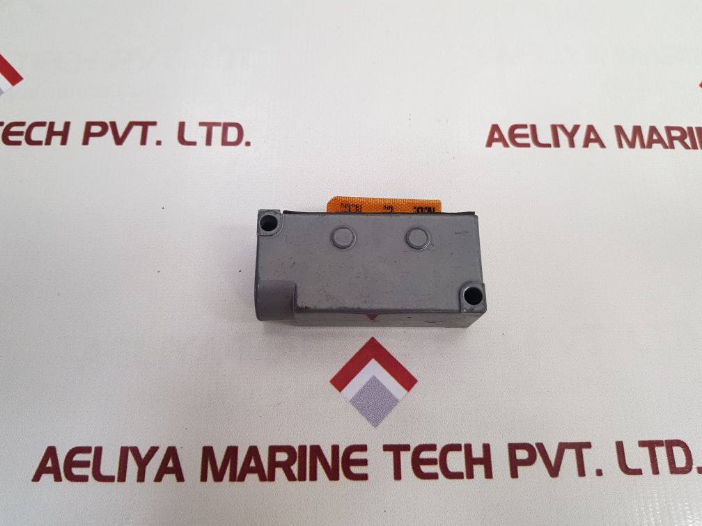 Honeywell Dte7-2Rqn8-c Limit Switch With Roller Plunger
