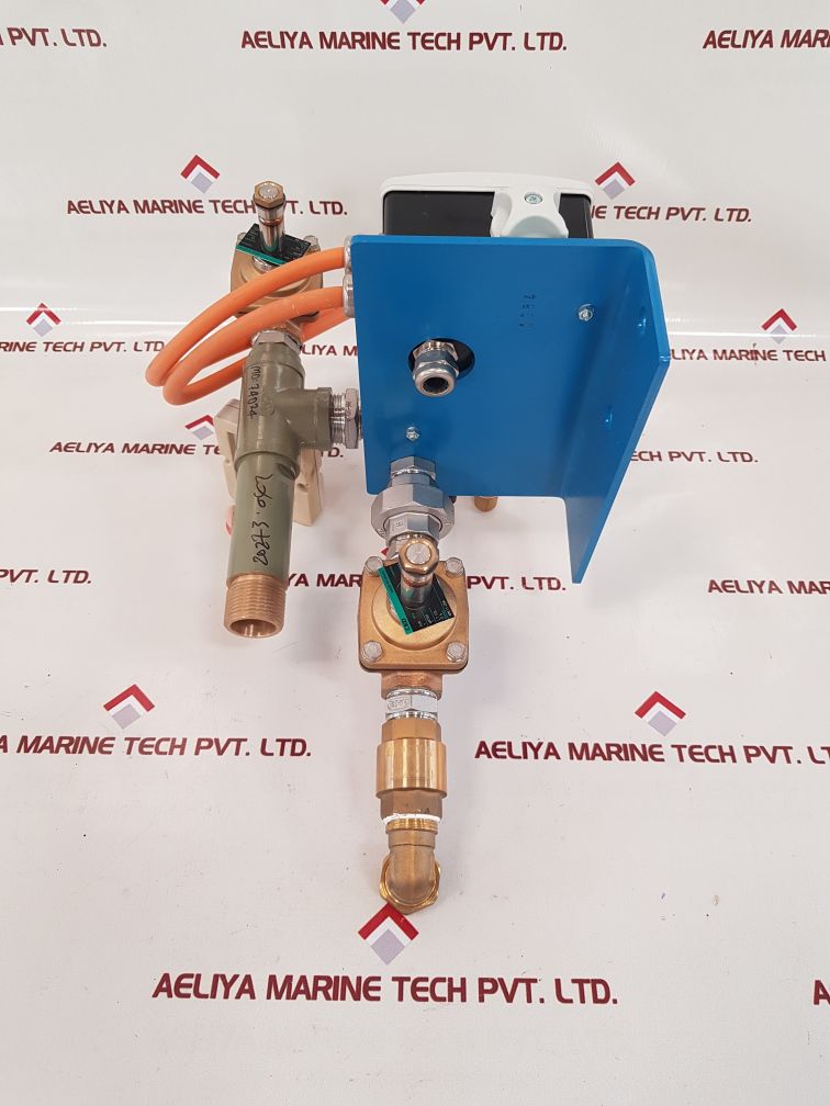 Danfoss rt200 pressure switch with a3281-003 and ckd adk11-20a valve with box 