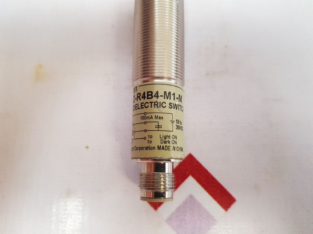 Omron e3f2-r4b4-m1-m photoelectric sensor