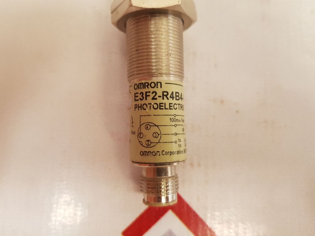 Omron e3f2-r4b4-m1-m photoelectric sensor Used