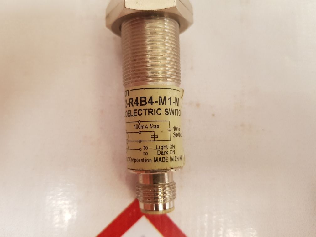 Omron e3f2-r4b4-m1-m photoelectric sensor Used