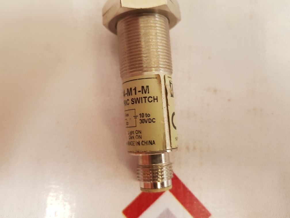 Omron e3f2-r4b4-m1-m photoelectric sensor Used