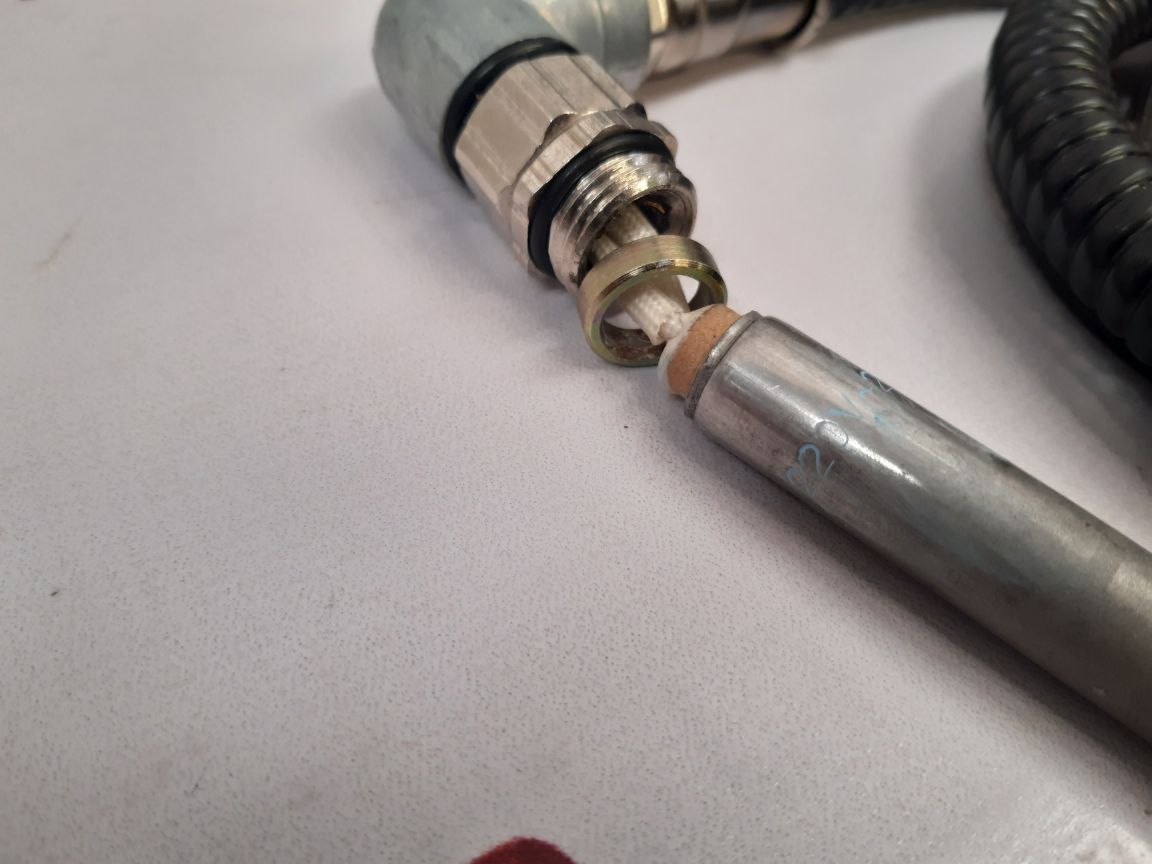 112 564 13 03/2 Valve Block Heating