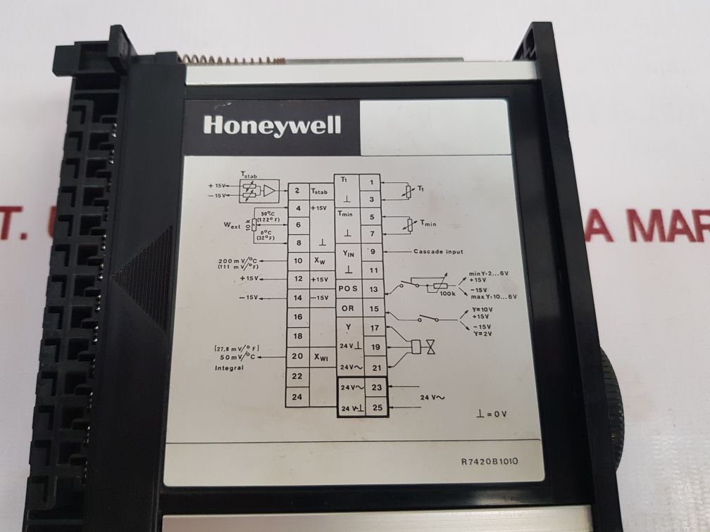 Honeywell Micronik 100 Temperature Regulator Controller R7420B1010