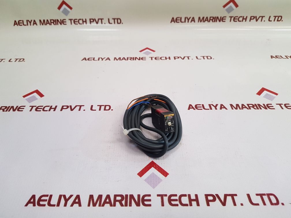 Omron E3S-at71-d Photoelectric Switch 10 To 30 Vdc