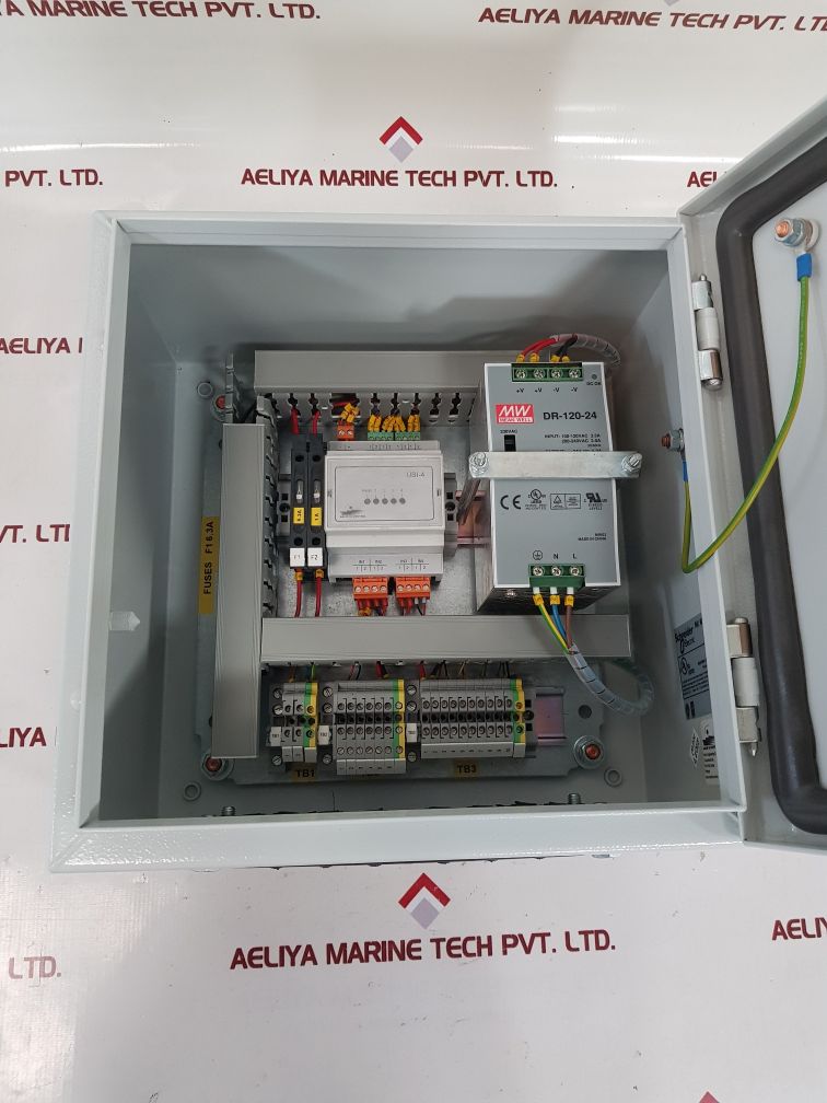 Schneider electric nsys3d3320p control cabinet
