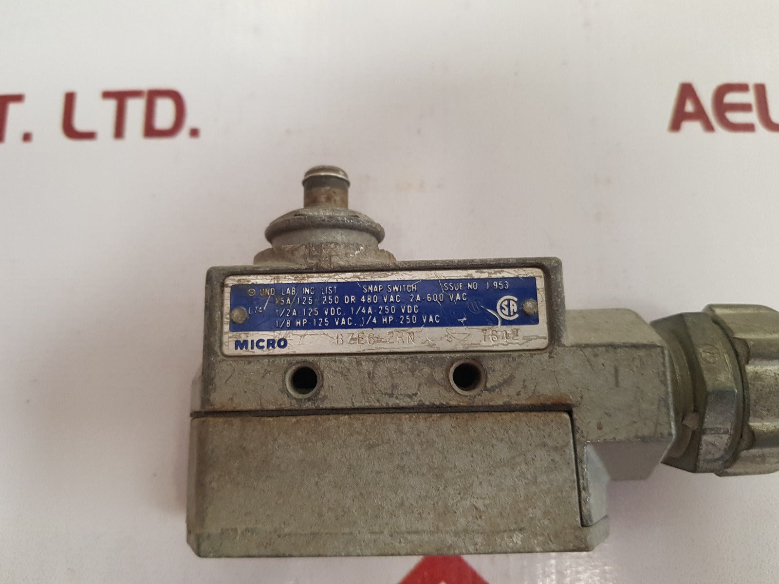 Micro bze6-2rn snap switch
