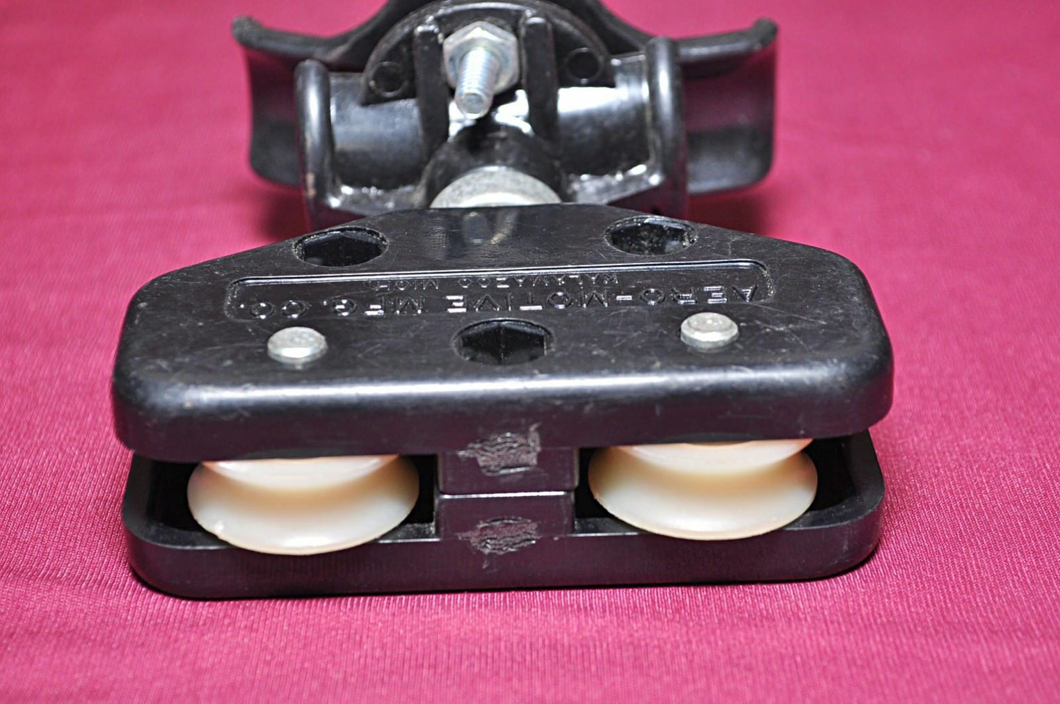 Aero-motive festoon carrier trolley