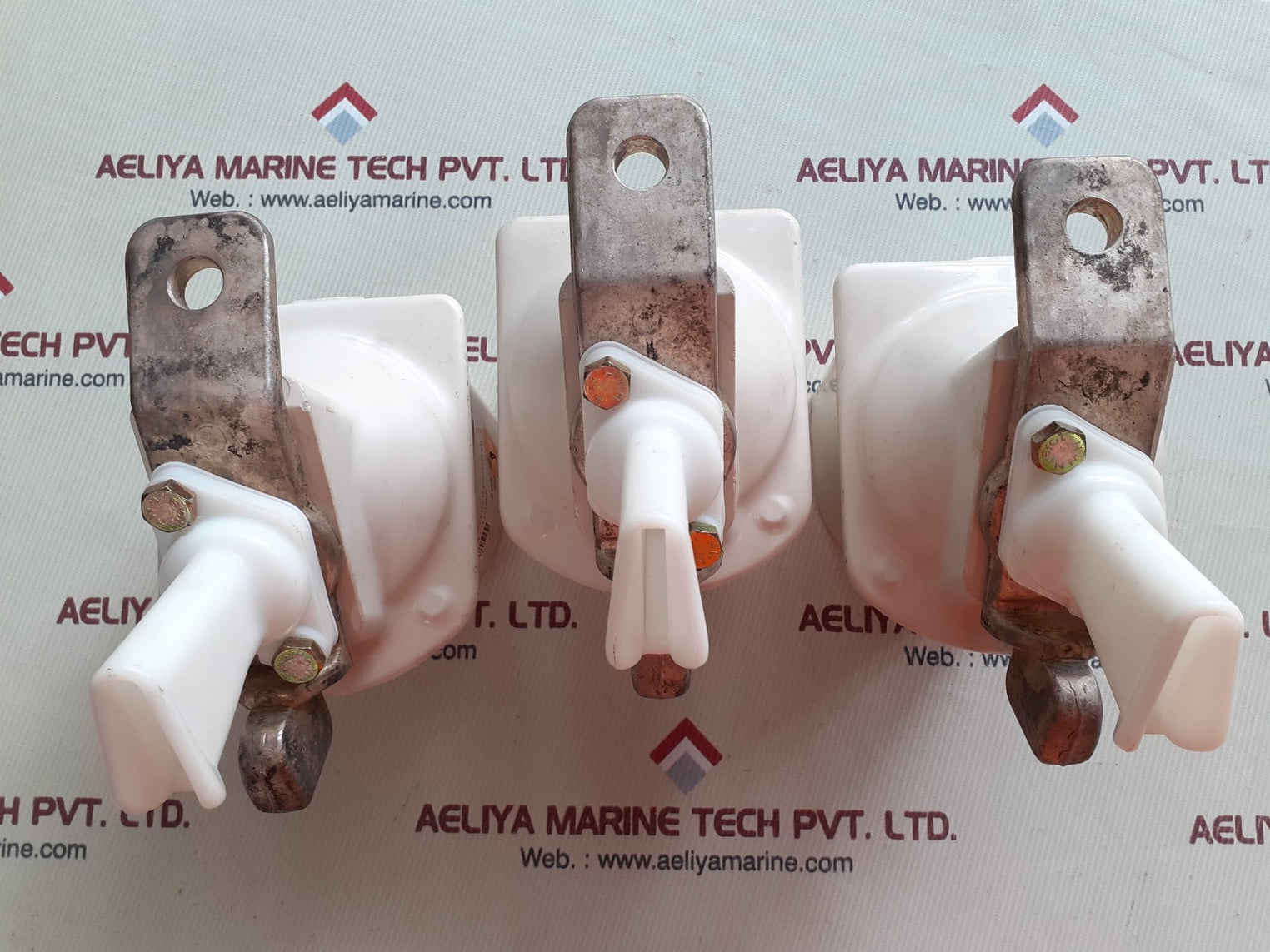 Hollow insulator chamber 202-l3