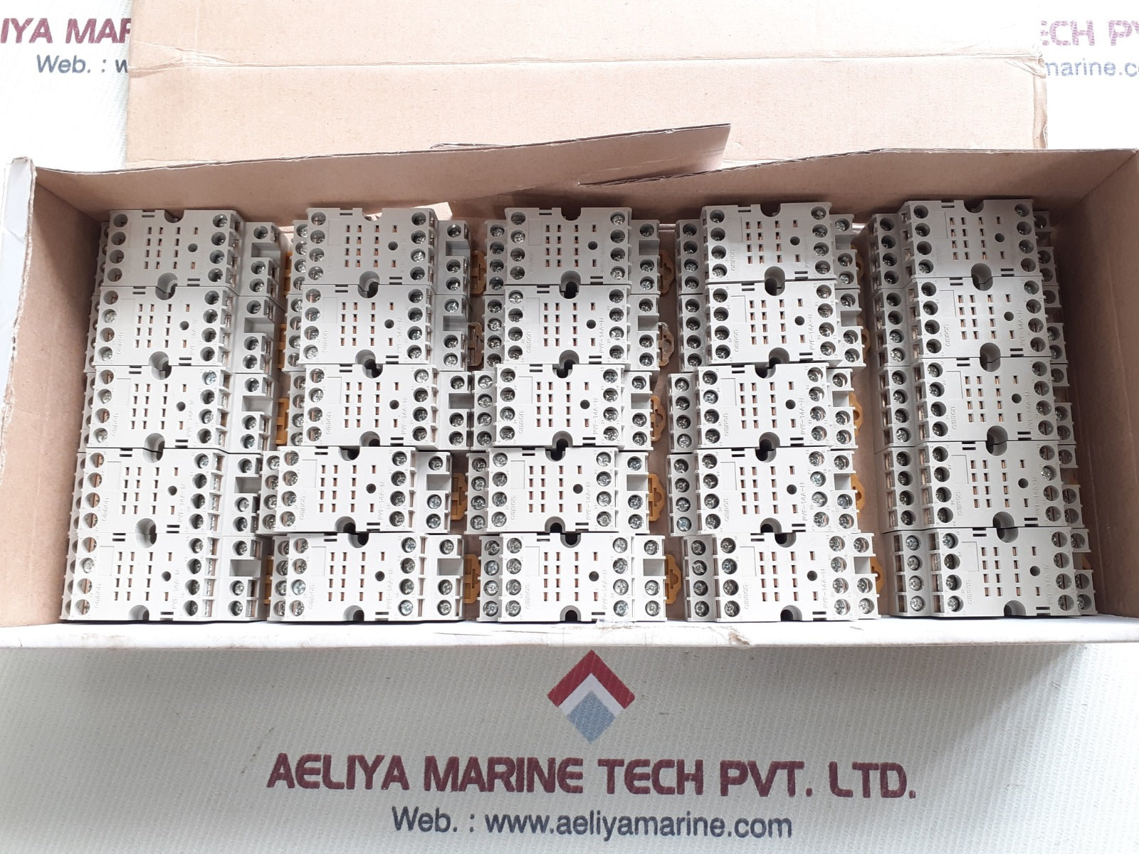 Set of 19x Omron pyf-14a-n socket 