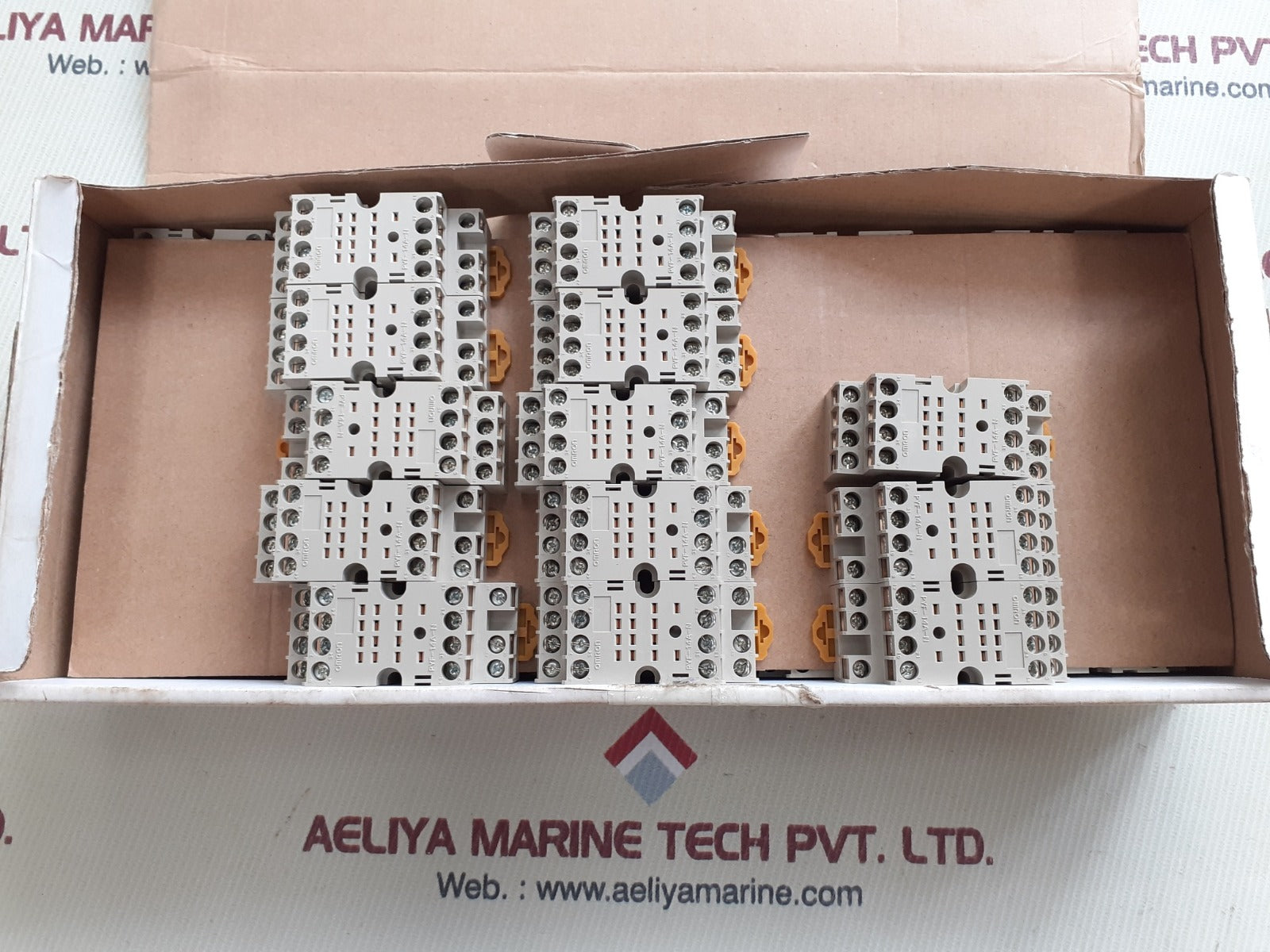 Set of 19x Omron pyf-14a-n socket 