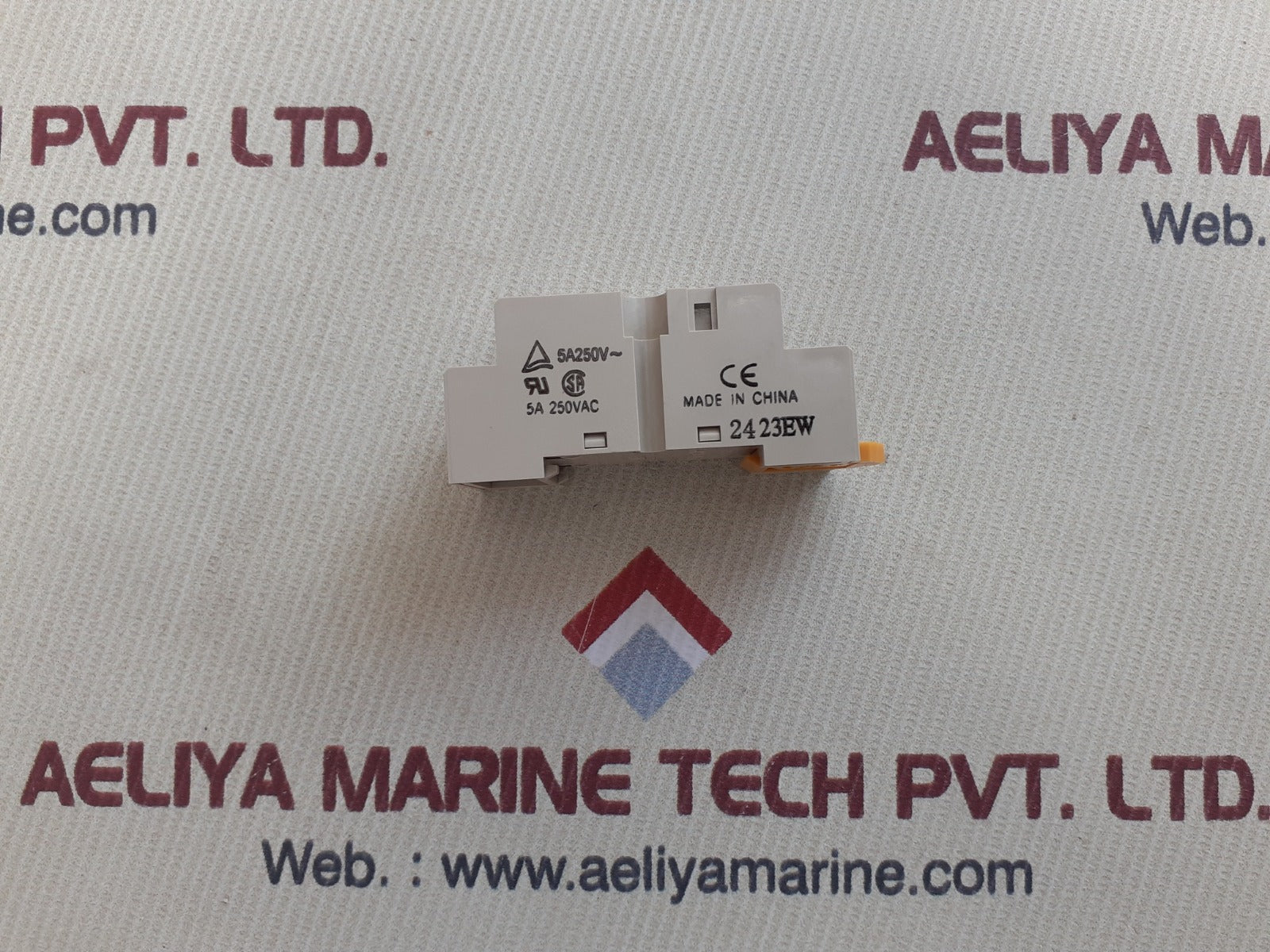 Set of 19x Omron pyf-14a-n socket 