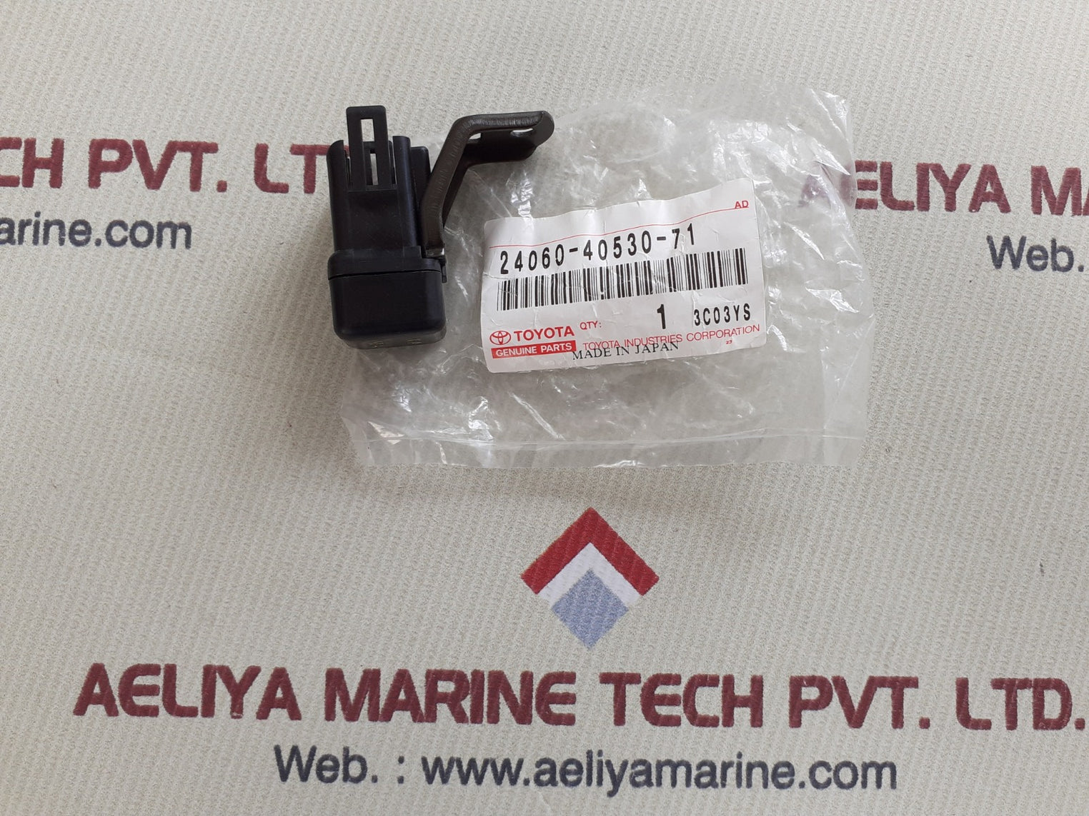 Toyota 24060-40530-71 fuse holder 