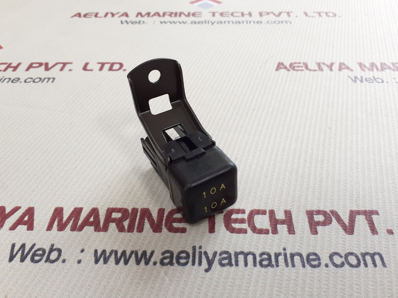 Toyota 24060-40530-71 fuse holder 