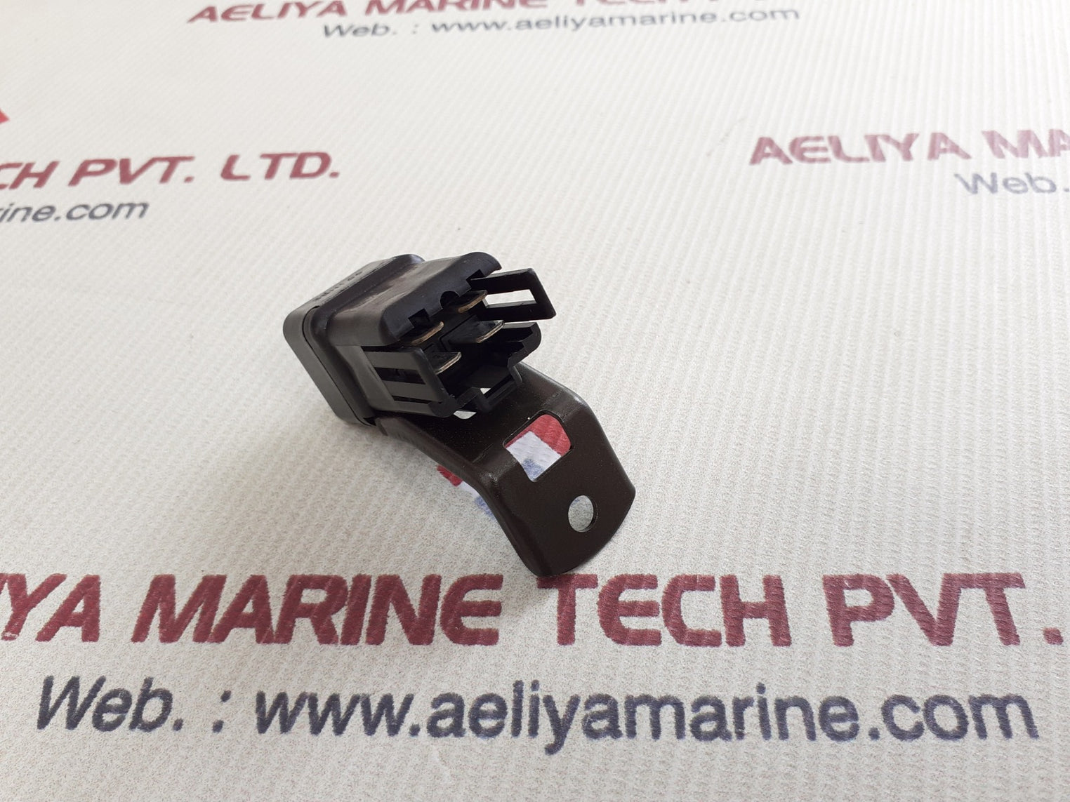 Toyota 24060-40530-71 fuse holder 