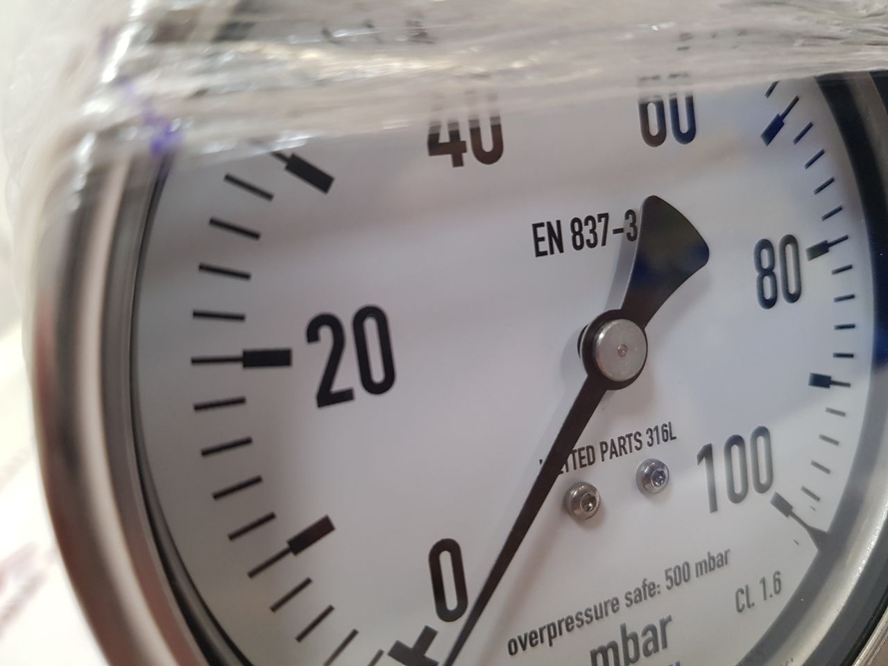 Wika En 837-3 Pressure Gauge 0 To 100 Mbar