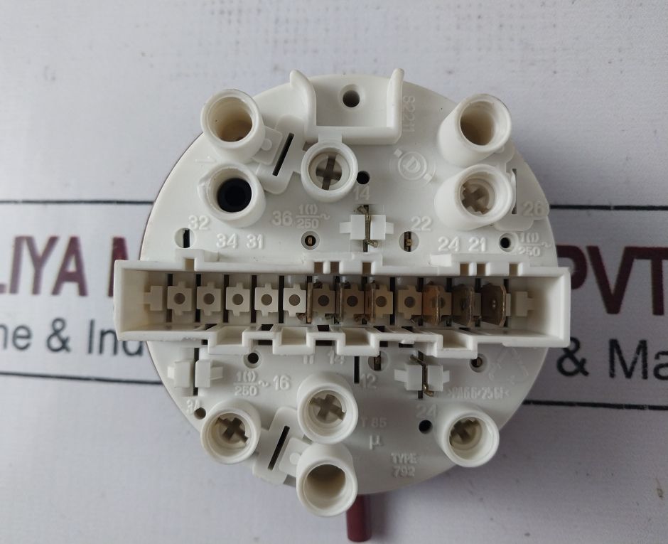 792166 4718859-12 125/250V