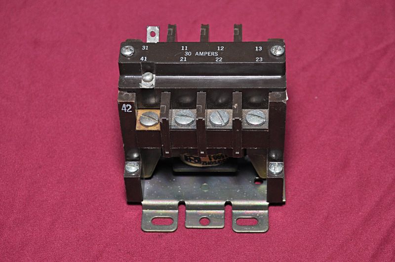 Cutler-hammer 6-172-36 Contactor 30 Amps 24V 50/60 Hz