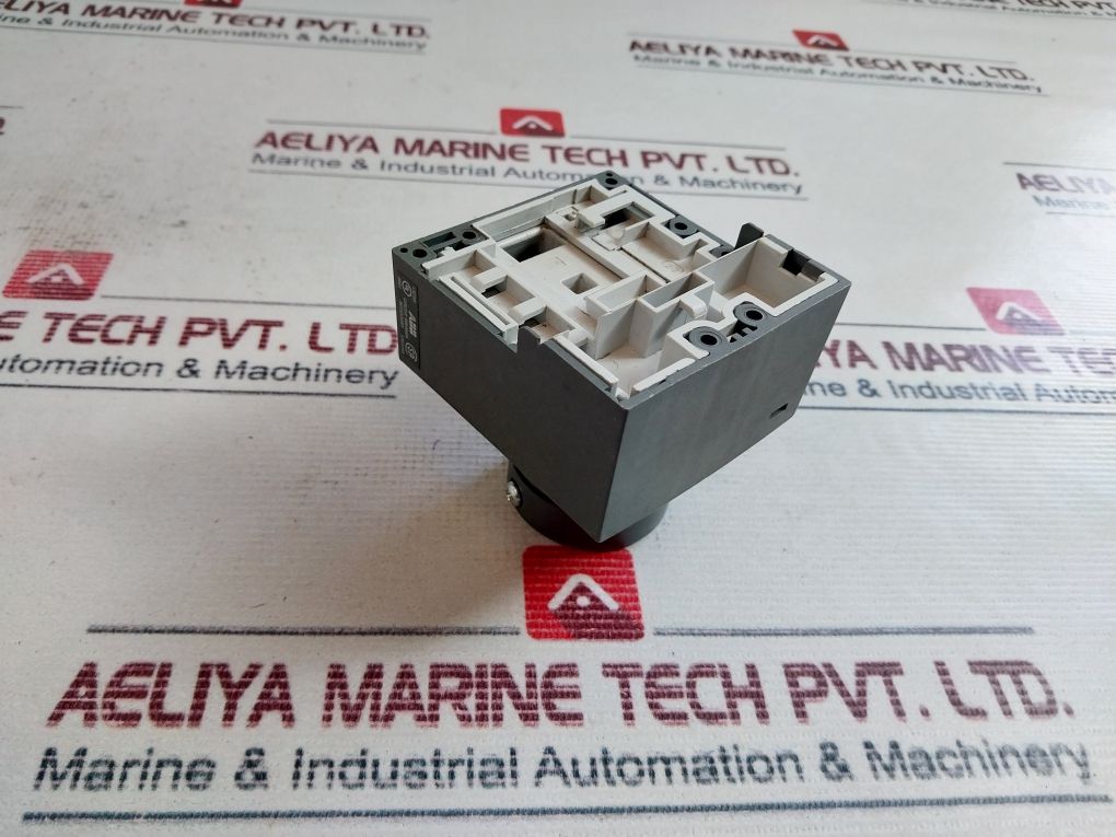 Abb 1Sda082810R1 Rhe/Rhe Padlock- Rotary Handle Operating Mechanism Door Mounted