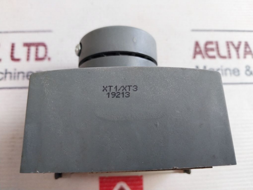 Abb 1Sda082810R1 Rhe/Rhe Padlock- Rotary Handle Operating Mechanism Door Mounted