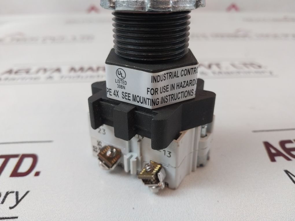 Akron Electric Xp3-rs2A-3 Selector Switch Hoa Momentary