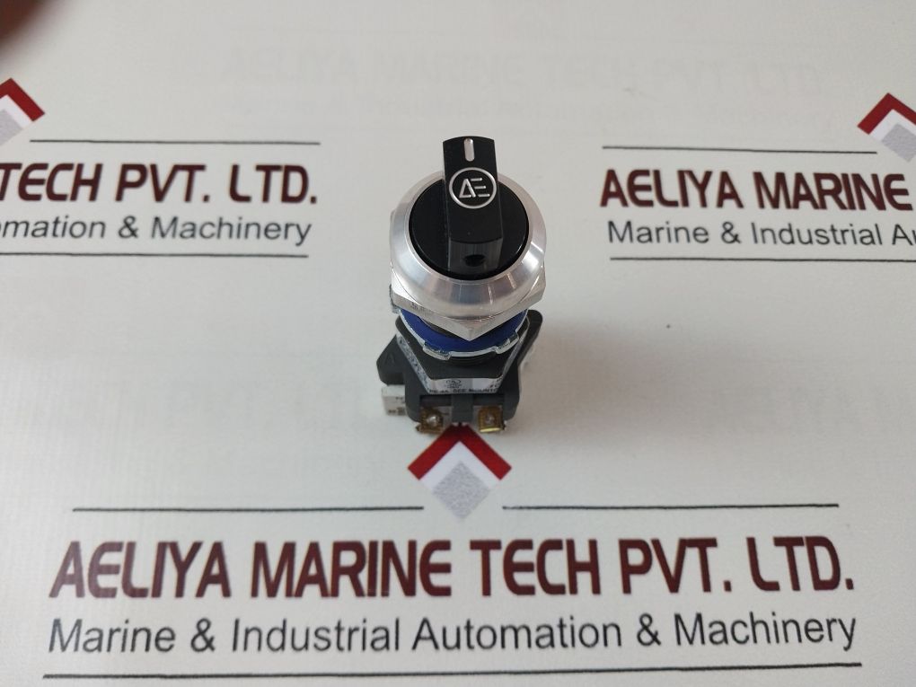 Akron Electric Xp3-rs2A-3 Selector Switch Hoa Momentary