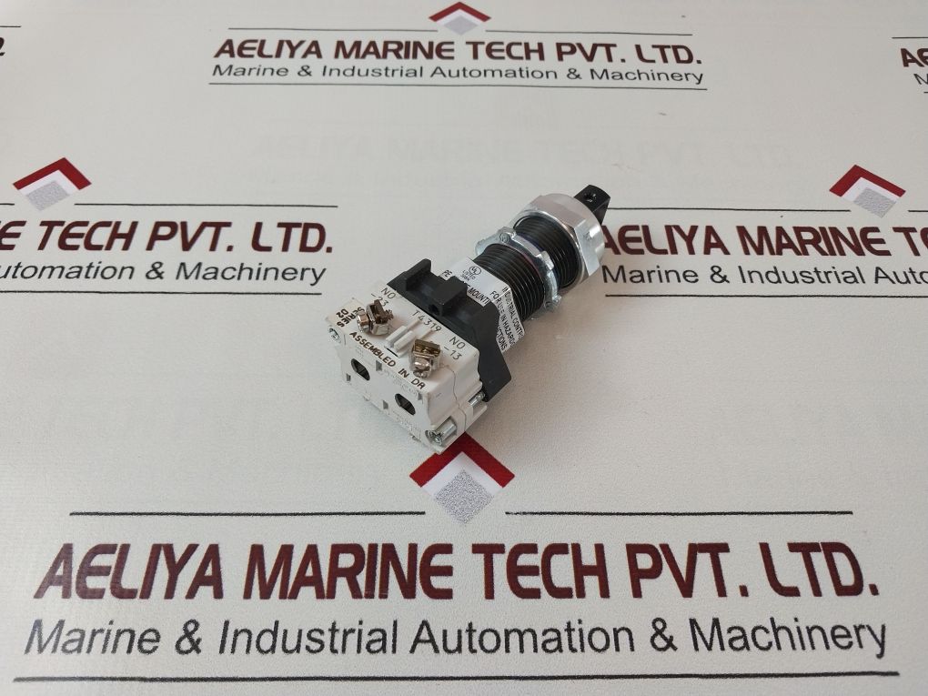Akron Electric Xp3-rs2A-3 Selector Switch Hoa Momentary