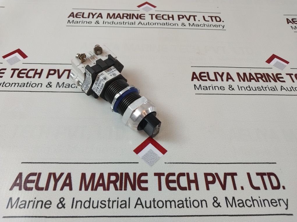 Akron Electric Xp3-rs2A-3 Selector Switch Hoa Momentary