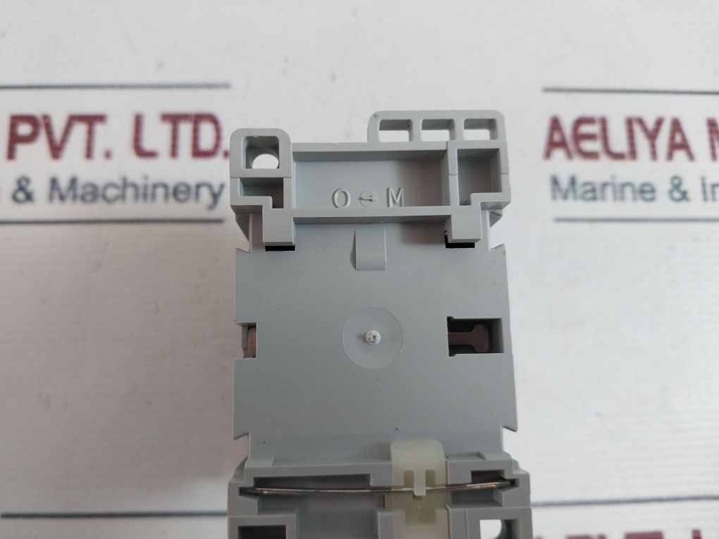 Allen-bradley 100-c16D01 3-pole Reversing Contactor-16A 3Ph 120