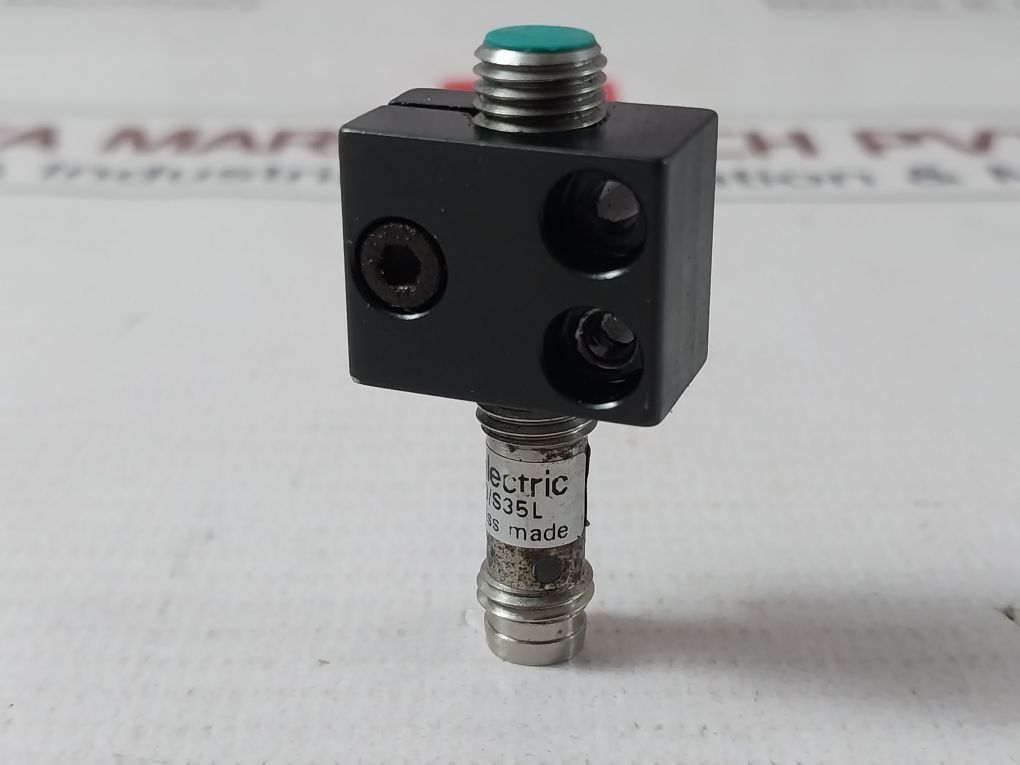 Baumer Electric Ifrm 08P1703/S35L Proximity Sensor