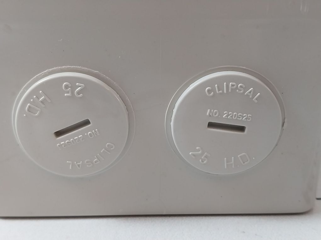 Clipsal 56Swh325 3-pole Enclosed Load Break Switch