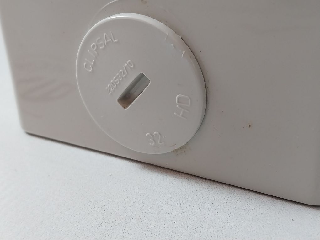 Clipsal 56Swh325 3-pole Enclosed Load Break Switch