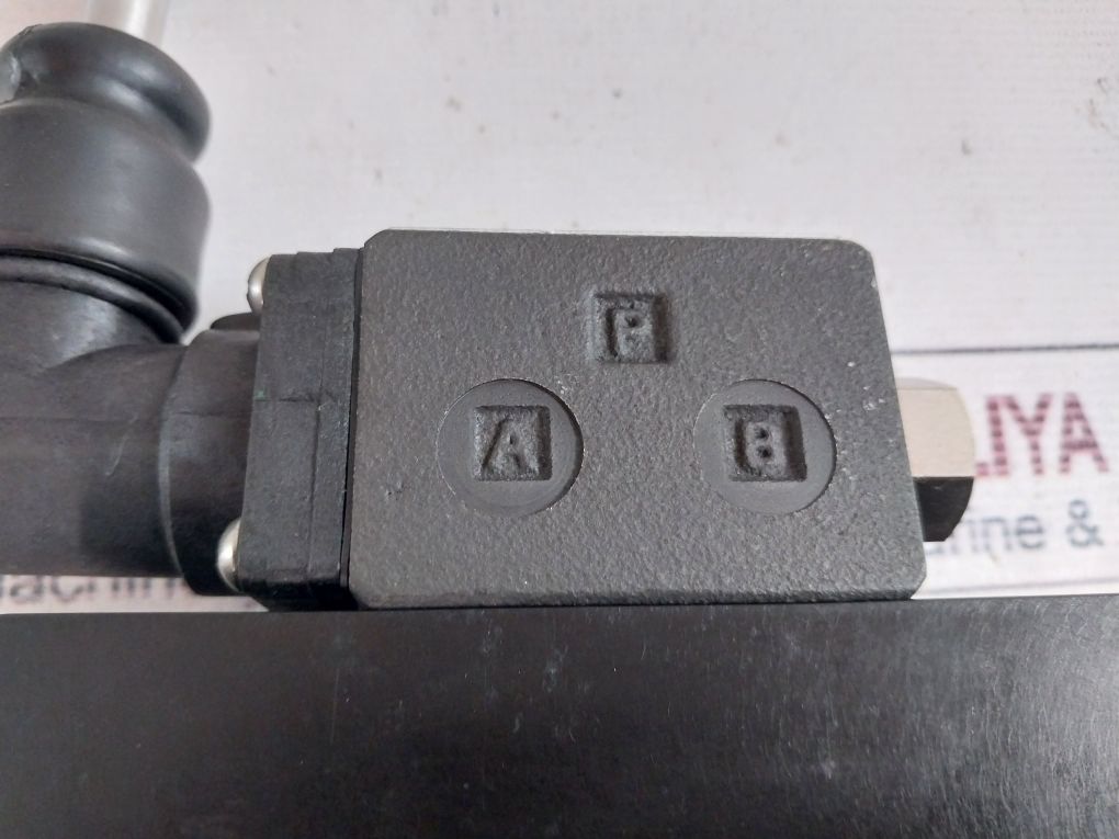 Continental Hydraulics Vmd03M-3F-g-10-b-y1179 Directional Control Valve