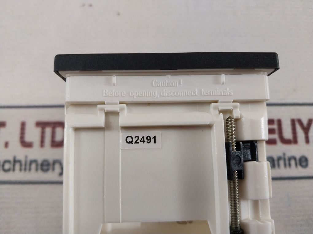 Crompton Instruments E243-02A-spec Din Standard Amphermeter