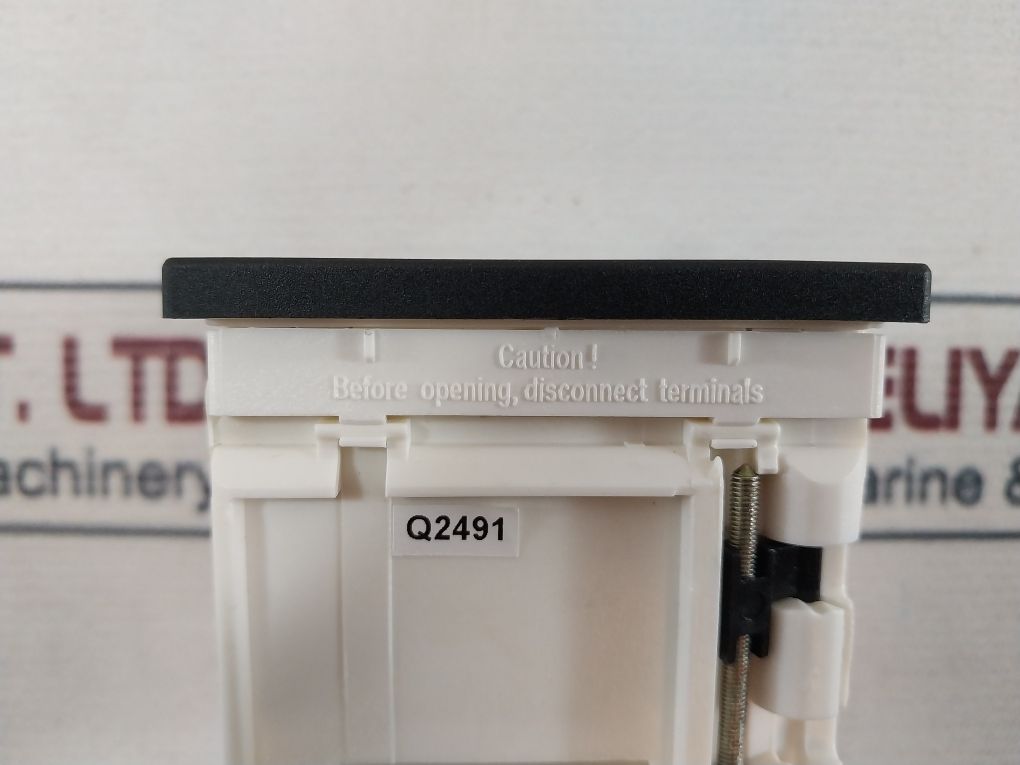 Crompton Instruments E243-02A-spec Din Standard Amphermeter