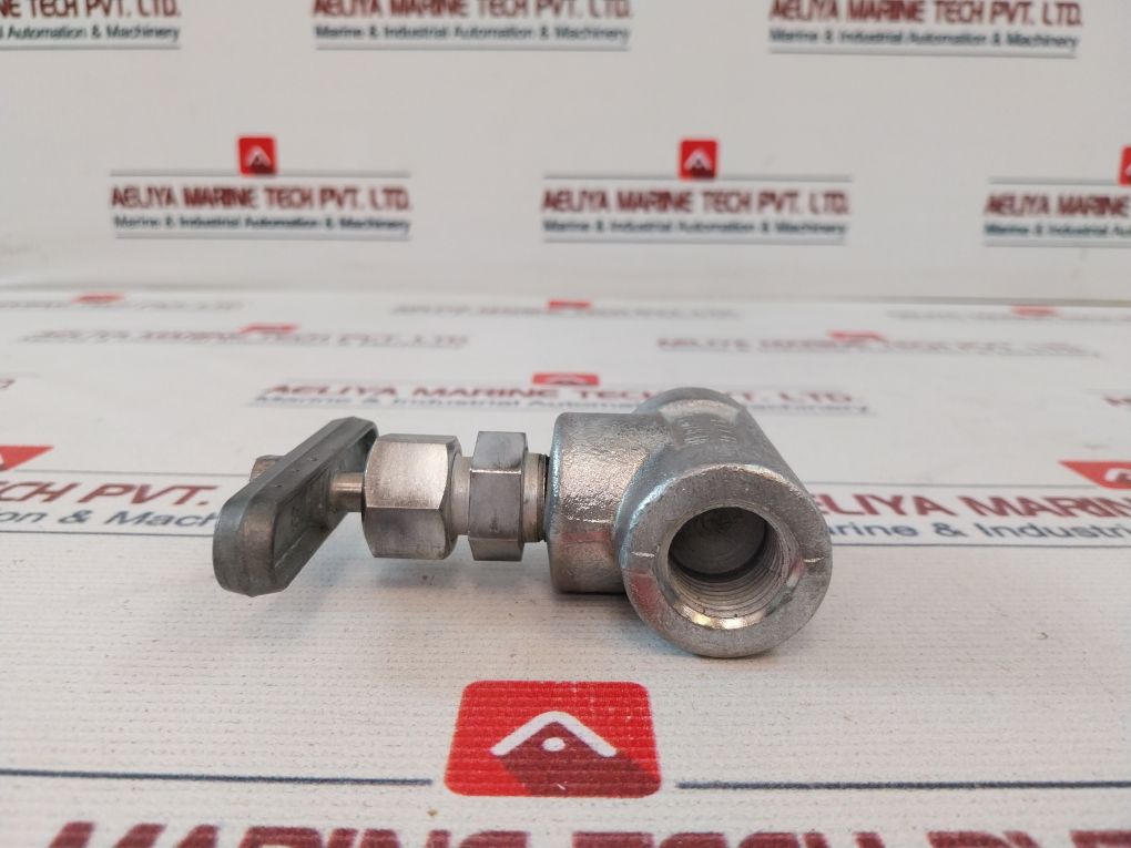 Crosby 0-2000 Lbs. Per Sq. Inch Test Gauge With 6800-cl/6800-ci Valve