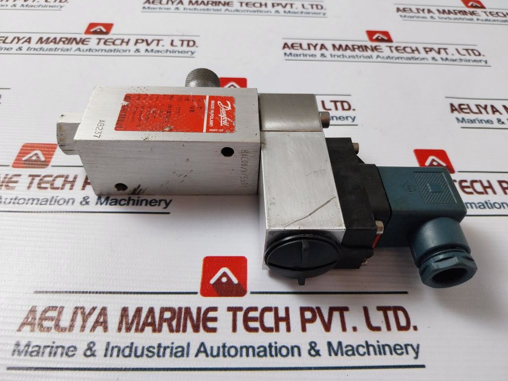 Danfoss 060N1034 Pressure Transmitter W/ 061B7000 Test Valve 0-180 Bar