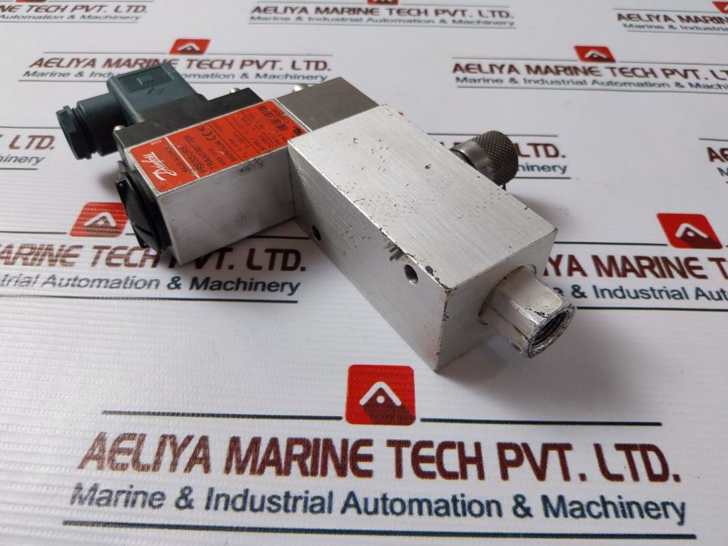 Danfoss 060N1034 Pressure Transmitter W/ 061B7000 Test Valve 0-180 Bar