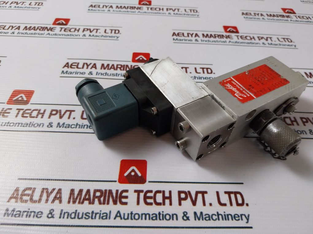 Danfoss 060N1034 Pressure Transmitter W/ 061B7000 Test Valve 0-180 Bar