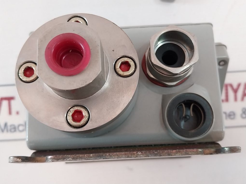 Danfoss Kps 43 Pressure Switch Ip67 – Aeliya Marine Tech
